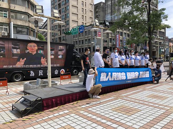 国民党主席江启臣上午在中央党部举办「为人民请命！发现金、要疫苗宣传车上路」记者会，有趣的是宣传车上萤幕不时出现朱立伦讲述纾困要发现金的画面，形成江、朱两人另类同框。（赵婉淳摄）