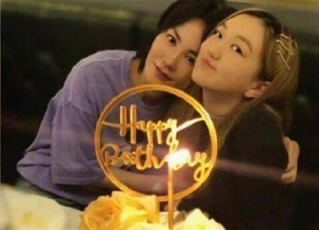 李嫣和王菲的感情很好，但近來女兒進入叛逆期，天后也開始頭痛。(圖/翻攝自微博)