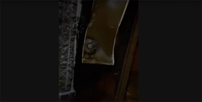 新北市三峽區民生街19巷民宅今凌晨發生火警，屋主一家3死4重傷，警消勘驗火災現場時發現，住宅僅有一顆安裝在客廳的住警器，所有房間冷氣全開、房門又關閉，一家人疑因未聽見聲響才導致意外發生。（蔡雯如翻攝）