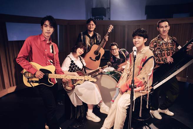 鱼丁纟推出首张全新专辑《池堂怪谈》。（环球音乐提供）