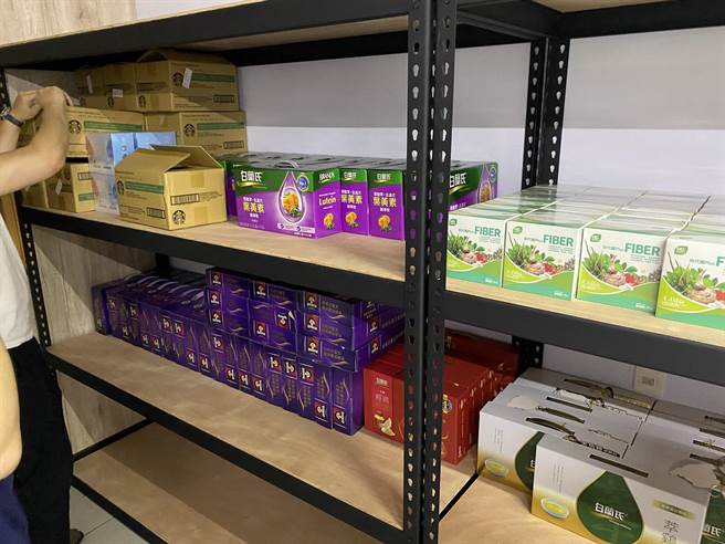 盗刷集团仓库内上存放大批赃物。（警方提供）