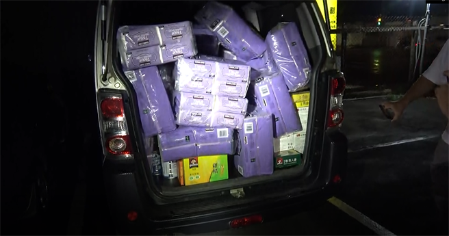 嫌犯车内也堆放大批赃物。（警方提供）
