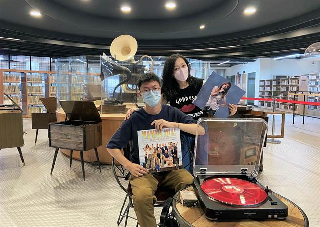 七夕情人节即将到来，以黑胶音乐为主题打造的三重南区分馆特别推出「怀旧黑胶」线上演唱会（戴上容摄)