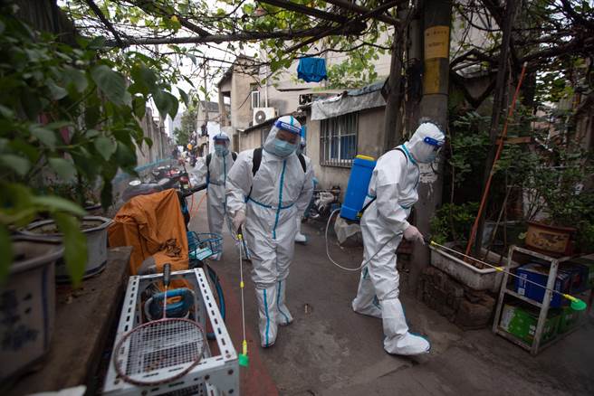 江苏省南京市秦淮区秦虹街道办事处工作人员8月9日对辖区进行消毒。（中新社）