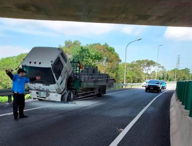 一部载送待灌装液化石油器容器空瓶大货车，疑似轮胎爆胎起火。（民眾提供／陈淑娥台中传真）