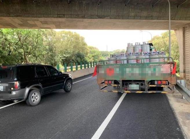 一部载送待灌装液化石油器容器空瓶大货车，疑似轮胎爆胎起火。（台中市消防局提供／陈淑娥台中传真）