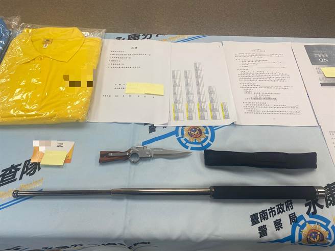 警方起出並起出做案用手機4支、三節棍、瑞士刀、商行租賃契約書等證物。（警方提供／曹婷婷台南傳真）