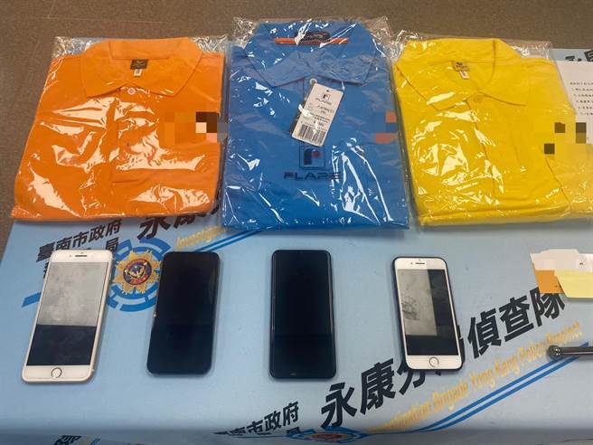 警方起出並起出做案用手機4支、三節棍、瑞士刀、商行租賃契約書等證物。（警方提供／曹婷婷台南傳真）