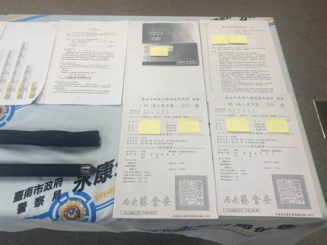 警方起出並起出做案用手機4支、三節棍、瑞士刀、商行租賃契約書等證物。（警方提供／曹婷婷台南傳真）