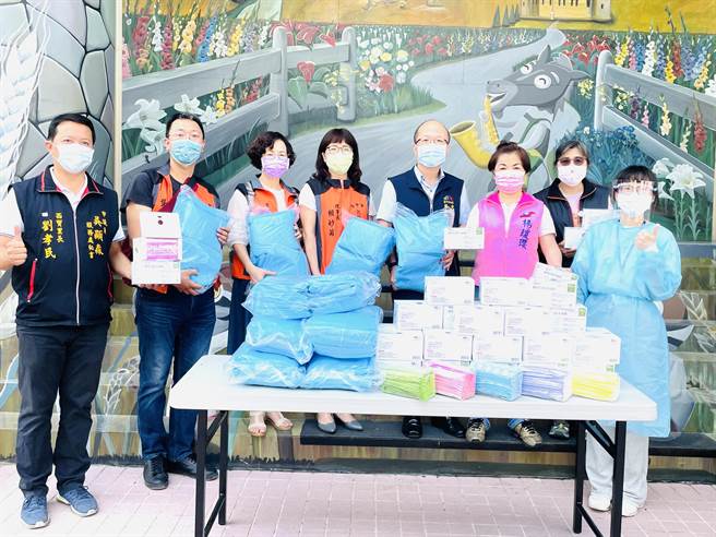 立委杨琼璎及台中市议员吴显森11日结合台中市记帐士公会及晋沛生医捐赠防疫物资。（陈淑娥摄）