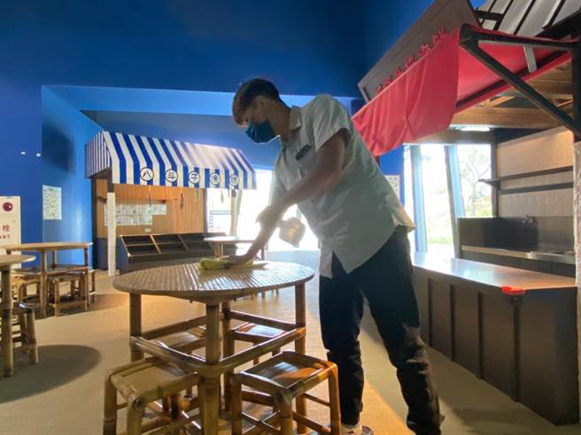 国立海洋科技博物馆将定期派员针对开放的各展馆与展项，进行高频率消毒。（国立海洋科技博物馆提供／陈彩玲基隆传真）