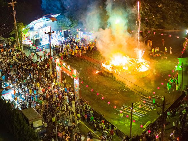 民雄大士爷文化祭中大士爷火化升天仪式吸引许多民眾观看。（嘉义县政府提供／张亦惠嘉县传真）