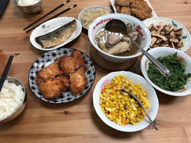 原PO爆料媽媽「很辛苦」準備的父親節大餐，背後有小祕密。（圖／翻攝自DCARD）