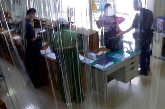 張姓女子日前慌張地跑進台中市政府警察局第四分局春社派出所，情緒激動地表示，她父親於早上7時外出工作後便聯繫不上，懇求員警協助找尋。（警方提供）