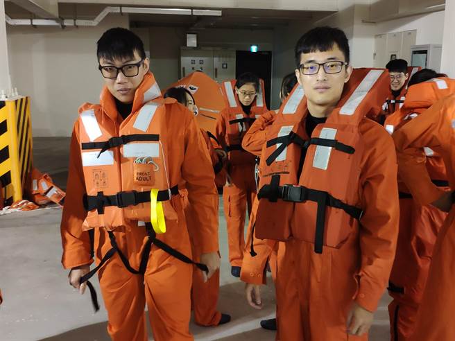 陈育叡(左)入选沃旭能源合作风电学徒计画，他说收到入选通知真的很开心，觉得辛苦的训练都值得了。(大叶大学提供／吴建辉彰化传真)