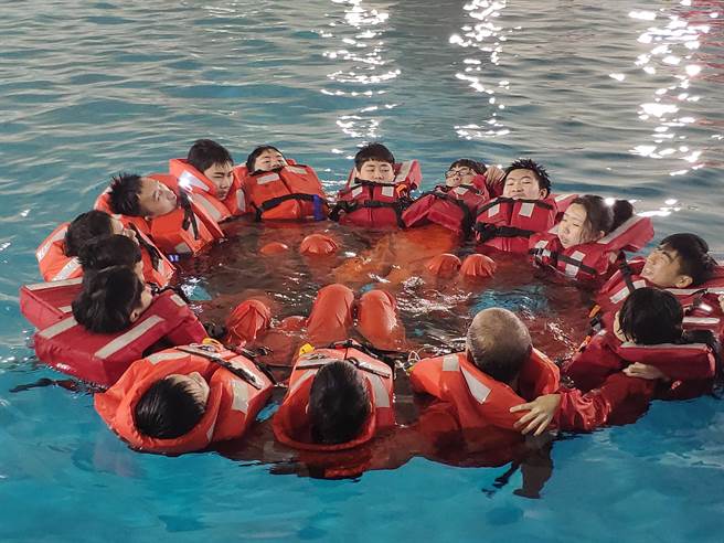 大叶大学师生体验海上求生技能课程。(大叶大学提供／吴建辉彰化传真)