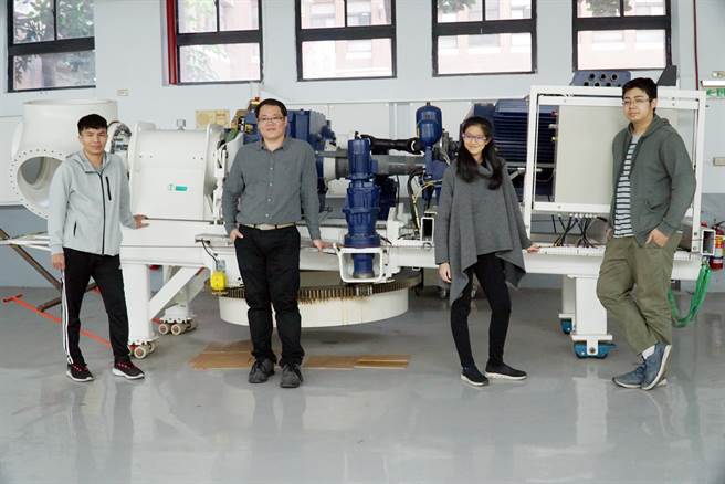 陈昱瑞(右一)获实习机会，他说接到沃旭通知入选的电话，惊讶到脑袋一片空白。(大叶大学提供／吴建辉彰化传真)