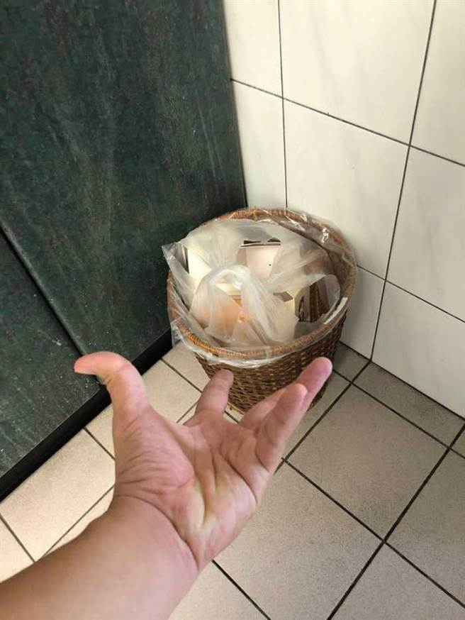 原PO看到垃圾桶有一堆外帶餐盒，終於知道父親節大餐是怎麼來的。（圖／翻攝自DCARD）