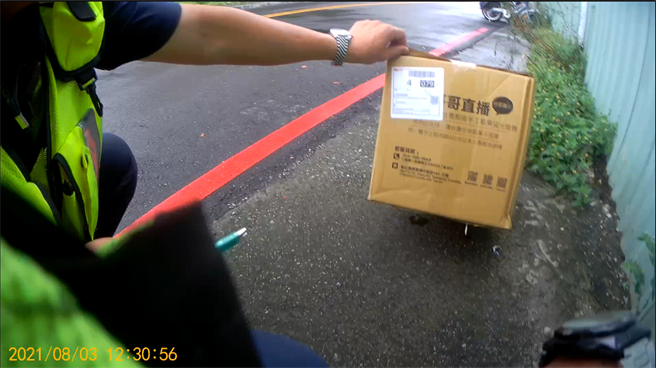 民眾报案，家门口出现「神秘纸箱」上面有陌生的收货人电话，以为是诈骗集团新手法。（台中市警第五分局提供）