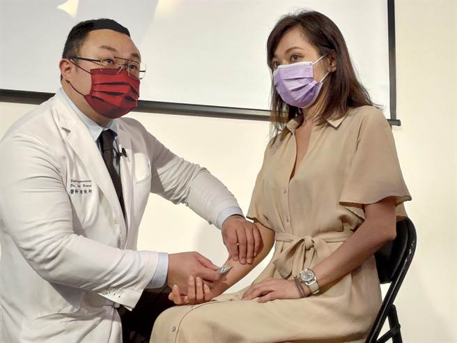 纪小姐（右）因工作时间需一直盯着3C产品，造成颈椎突出压迫，透过中医针灸合併「浮针」治疗症状终于缓解。（冯惠宜摄）