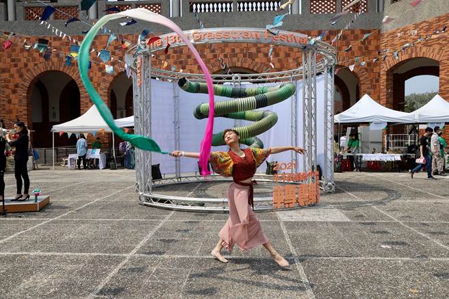 嘉縣推出藝文振興提案計畫，圖為第13屆草草戲劇節《轉轉》表演照。（嘉義縣政府提供／張亦惠嘉縣傳真）