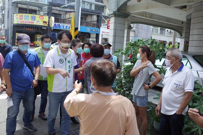 民进党立委邱志伟（中排左二）11日到梓官区港十街视察，与民眾讨论淹水改善的方法。（邱志伟服务处提供／林瑞益高雄传真）