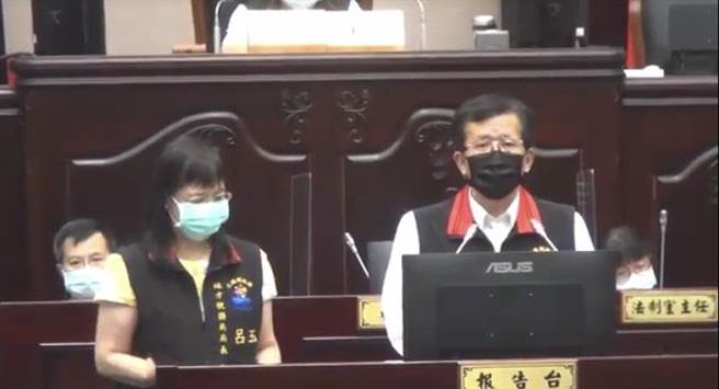 花莲县议会今上午召开临时会一读会，县府代理秘书长张逸华（右）、地方税务局长吕玉枝，说明矿石税退回过程。（花莲县议会提供／王志伟花莲传真）