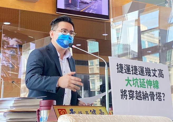 市議員黃健豪10日質詢說，綠線延伸至大坑應盡速興建，除工程問題，面對捷運可能通過28公墓的民俗問題，交通局也應盡快與民政局做好橫向溝通。（陳世宗攝）