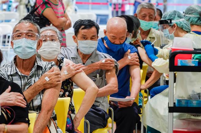 周五起开放混打莫德纳，指挥中心表示，3.3万医护人员优先。（图／记者黄子明摄影）