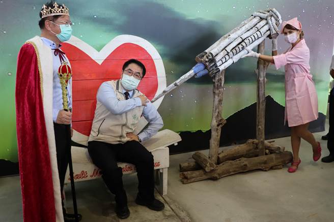 一见双雕艺术季登场，台南市长黄伟哲(中)与木雕「一臂之力」俏皮合照。(刘秀芬摄)