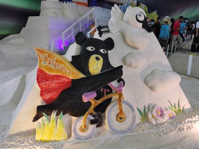 一见双雕艺术季登场，喔熊黑琵乐透「踩」。(刘秀芬摄)