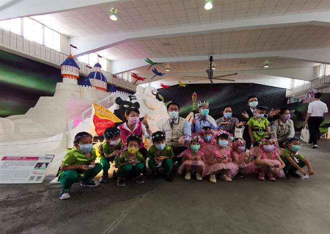 台南市长黄伟哲与参观小朋友合照。(刘秀芬摄)