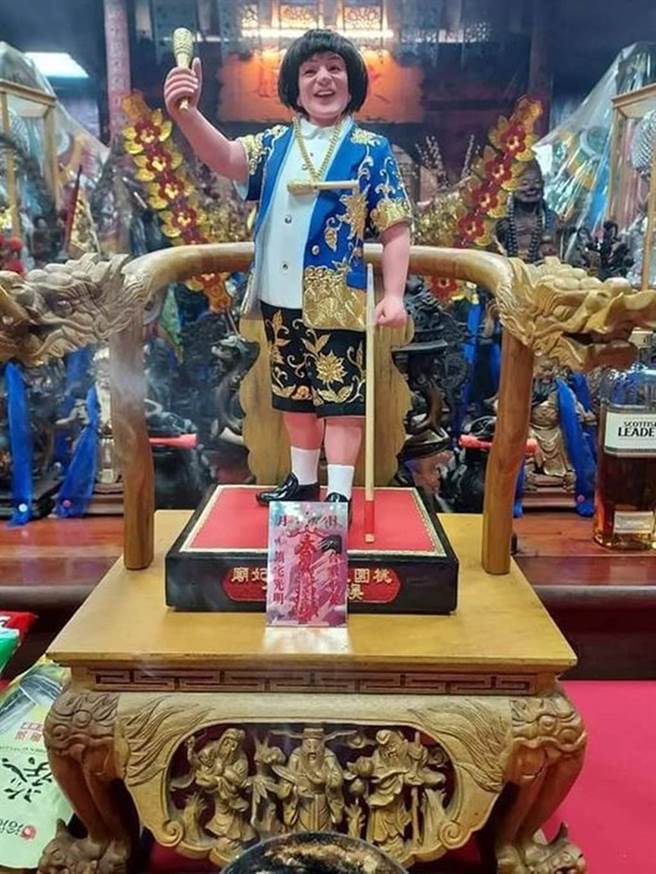 宫庙中的神像与猪哥亮非常相似。（图／《爆料公社公开版》脸书）