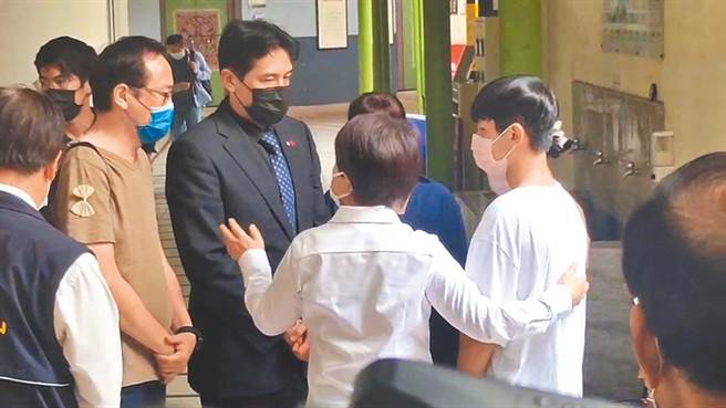 名嘴黃暐瀚母親遭美髮師酒駕撞死。圖為台中市長盧秀燕到殯儀館慰問。（本報資料照片）