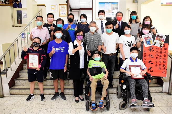 彰化4位学子荣获2021总统教育奖，彰化县长王惠美恭喜并颁奖。（吴敏菁摄）