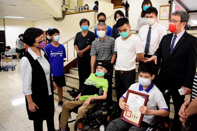 彰化4位学子荣获2021总统教育奖，彰化县长王惠美恭喜并颁奖。（吴敏菁摄）