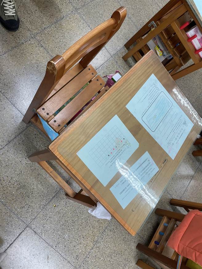 10歲詹姓小妹在大火中不幸身亡，她在學校的座位仍保留完整，校方感嘆，暑假過後就要升4年級，未料突遇意外，老師們都相當難過。（蔡雯如攝）