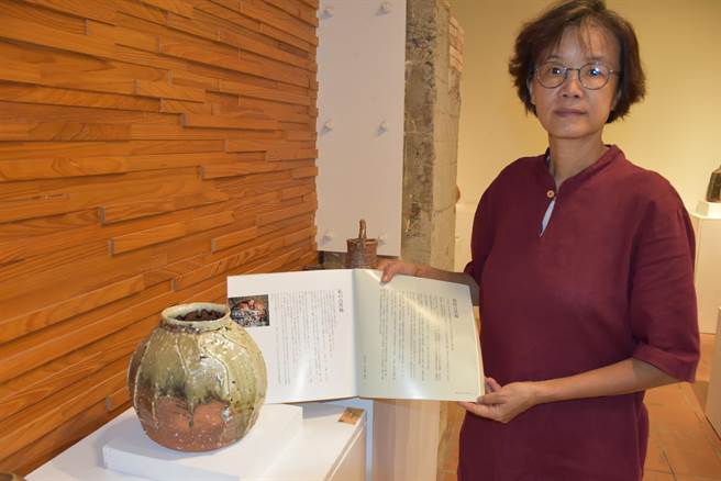 竹南蛇窑艺术总监邓淑慧在奔走官司之余，仍持续全力筹画日本名陶家神山清子的陶展。（谢明俊摄）