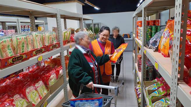 台南市政府开办实物爱心银行提供弱势民眾短期救济物资。（社会局提供／洪荣志台南传真）