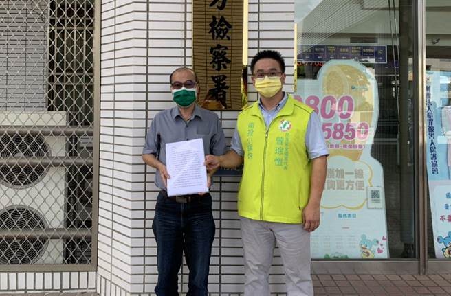 南投縣汽車駕駛職業工會前理事長沈啟修（左）指控常務監事楊明宗每年私吞1700多名會員共100多萬元保費。（王文吉攝）