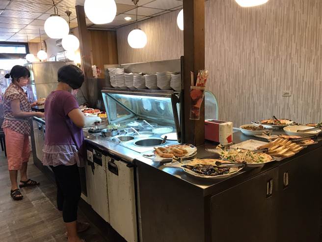 基隆市中正区知名老店「佬地方牛排馆」店内具自助吧。（陈彩玲摄）