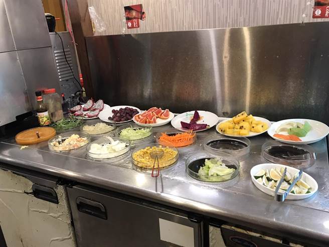 基隆市中正区知名老店「佬地方牛排馆」店内具自助吧。（陈彩玲摄）