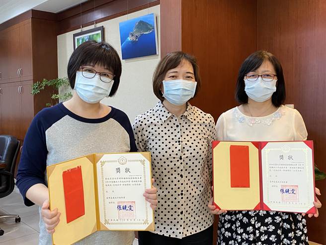 嘉义地检署检察长张晓雯（中）颁奖表扬资讯管理师蔡佳莉、会计书记官许淑美。（廖素慧摄）