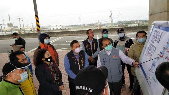 苗栗县政府工务处长古明弘向苑里镇长刘秋东及居民举办说明会。（苗栗县政府提供／谢明俊苗栗传真）