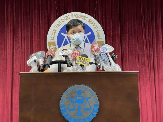 高雄3岁邓姓女童与邝姓生父到加油站自助洗车，却遭空气喷枪灌肺离奇死亡，二审高雄高分院认为，是邝男手持高压喷放入女童口中按压，导致女童不治，依故意对儿童伤害致死罪，改判10年徒刑，可上诉。（洪浩轩摄）