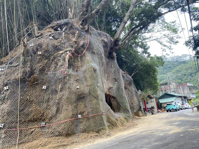 苗栗縣公館鄉大坑村行修寺旁農路陡峭邊坡，遇雨常發生崩塌，危及來往人車安全。（徐筱菁服務處提供／謝明俊苗栗傳真）