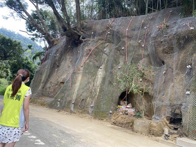 苗栗縣公館鄉大坑村行修寺旁農路陡峭邊坡，遇雨常發生崩塌，危及來往人車安全，縣議員徐筱菁爭取縣府撥款建置駁坎。（徐筱菁服務處提供／謝明俊苗栗傳真）