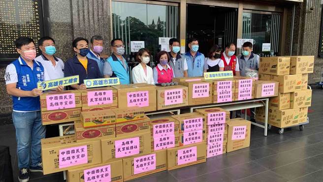 今天高雄市議會國民黨團自主發起「一日捐」，更邀集無黨團結聯盟與民間團體，總共捐款20萬元，期待拋磚引玉，讓更多愛心能夠進入災區。圖為日前藍營捐物資到那瑪夏等4區。（柯宗緯攝）