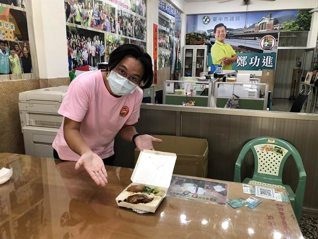 台中市后车头发展协会理事长郑绍颉说，从小爸爸最常带他吃的庶民美食，就是陈明统爌肉饭。（冯惠宜摄）