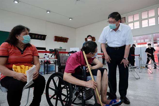 新竹縣長楊文科（右一）11日上午前往竹北市豐田國小，視察新設的疫苗接種站。（莊旻靜攝）